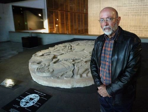 Eduardo Matos Moctezuma junto a la Coyolxauqui, en el Museo del Templo Mayor, en enero de 2008. Foto archivo