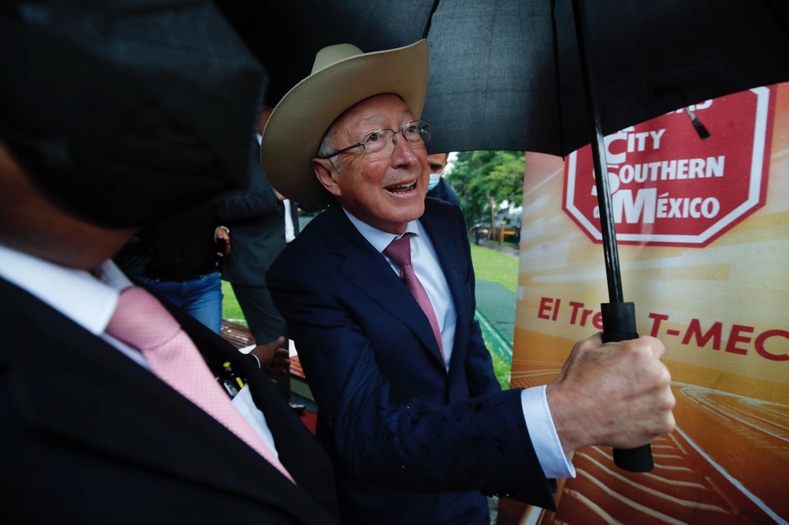 El embajador de EU en México, Ken Salazar durante la  inauguración de la locomotora del Bicentenario de Kansas City Southern. Foto Cristina Rodríguez