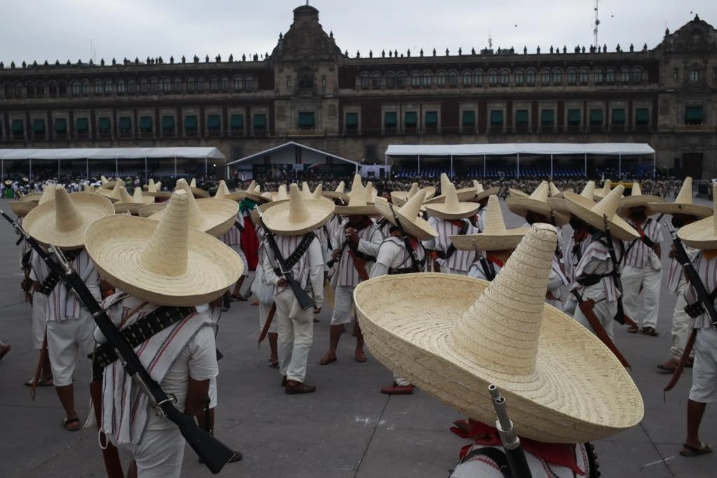 Se alistan los contingentes que participarán en el desfile conmemorativo del 20 de noviembre en el Centro Histórico de la Ciudad de México. Foto José Antonio López