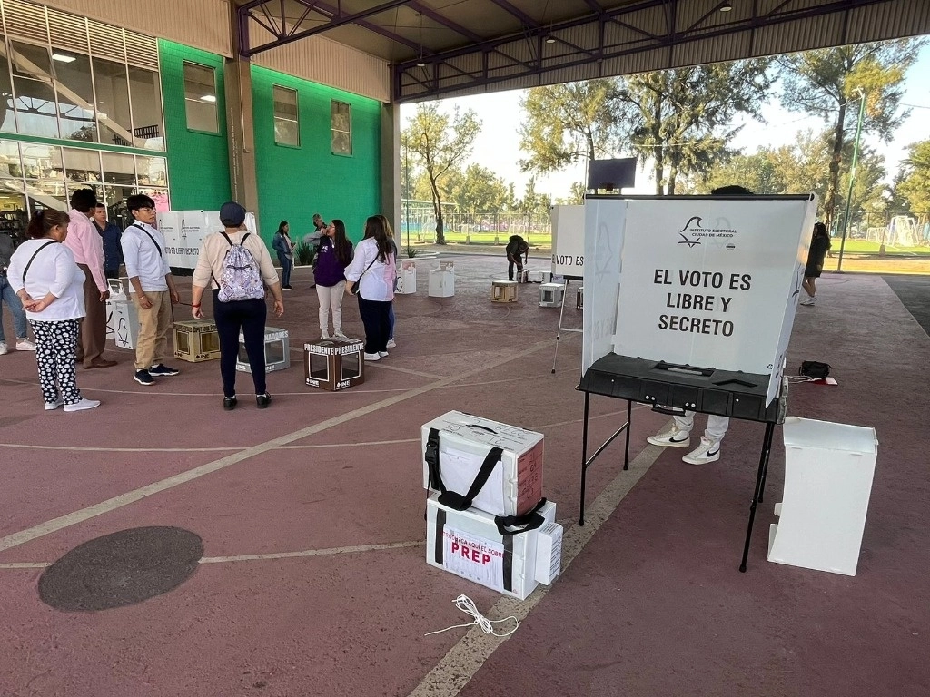 Colocación de casillas en la alcaldía Iztapalapa de la Ciudad de México, el 2 de junio de 2024. Foto Alfredo Domínguez