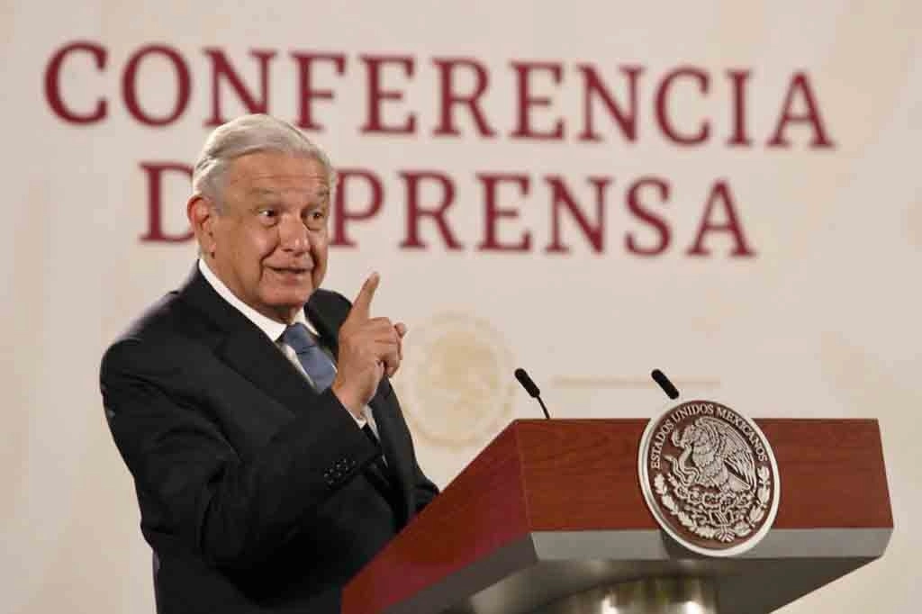 El presidente Andrés Manuel López Obrador durante su conferencia matutina desde Palacio Nacional, Ciudad de México, el 9 de mayo de 2022. Foto Roberto García Ortiz