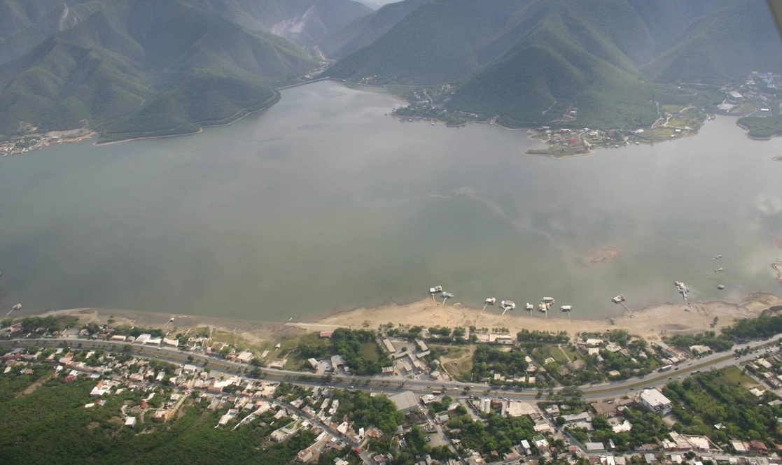 Vista aérea de la presa La Boca, ubicada en el municipio de Santiago, Nuevo León. El director de Agua y Drenaje de Monterrey, Juan Ignacio Barragán, informó que el gobierno estatal pidió apoyo al federal declarar emergencia por la sequía. Foto tomada de perfil de Facebook de Presa La Boca Santiago NL