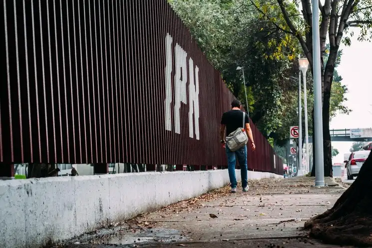 El Diario Oficial de la Federación publicó hoy lunes un acuerdo mediante el cual el IPN habilita los sábados y domingo que restan de este mes como días hábiles, en la licitación para contratar los servicios para el proyecto de “Telescuela para Todos”. Foto tomada del Twitter del @IPN_MX