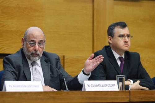 Daniel Chiquiar Cikurel (izquierda), director general de Investigación Económica del BdeM, indicó que la caída fue generalizada y los estados más afectados son Quintana Roo, Baja California Sur, Guerrero y Nayarit. Foto Roberto García Ortiz / Archivo