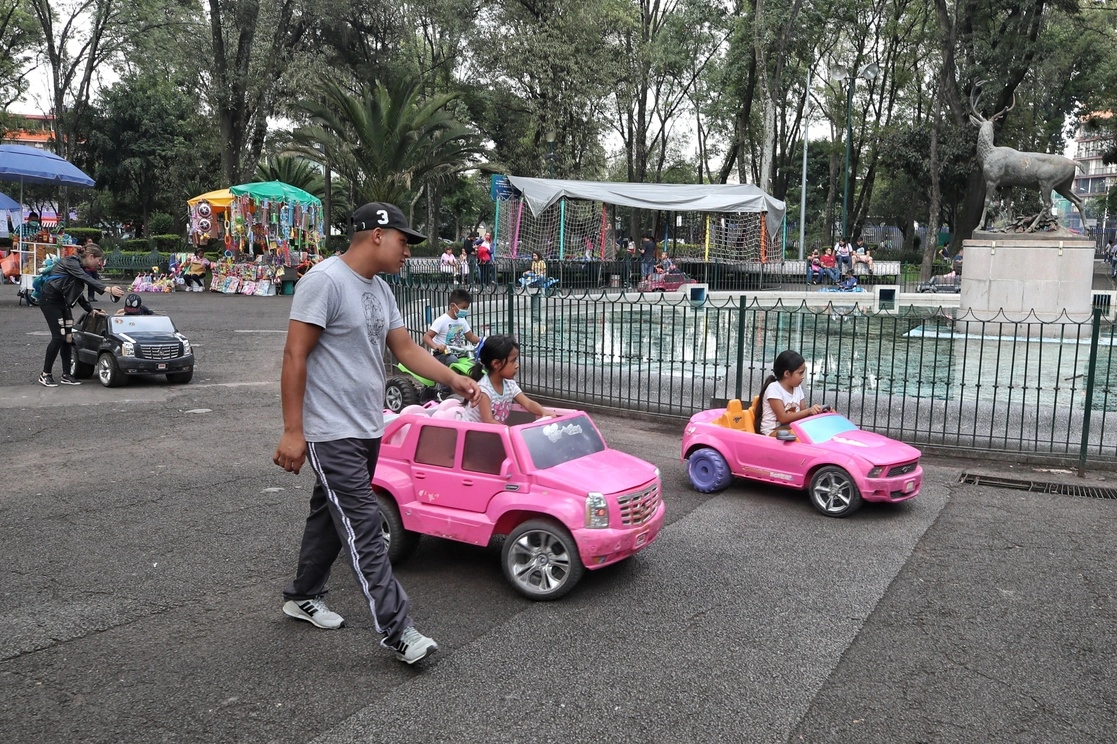 Niños acompañados de sus padres juegan y se divierten en el parque de Los Venados. Foto Marco Peláez/ archivo
