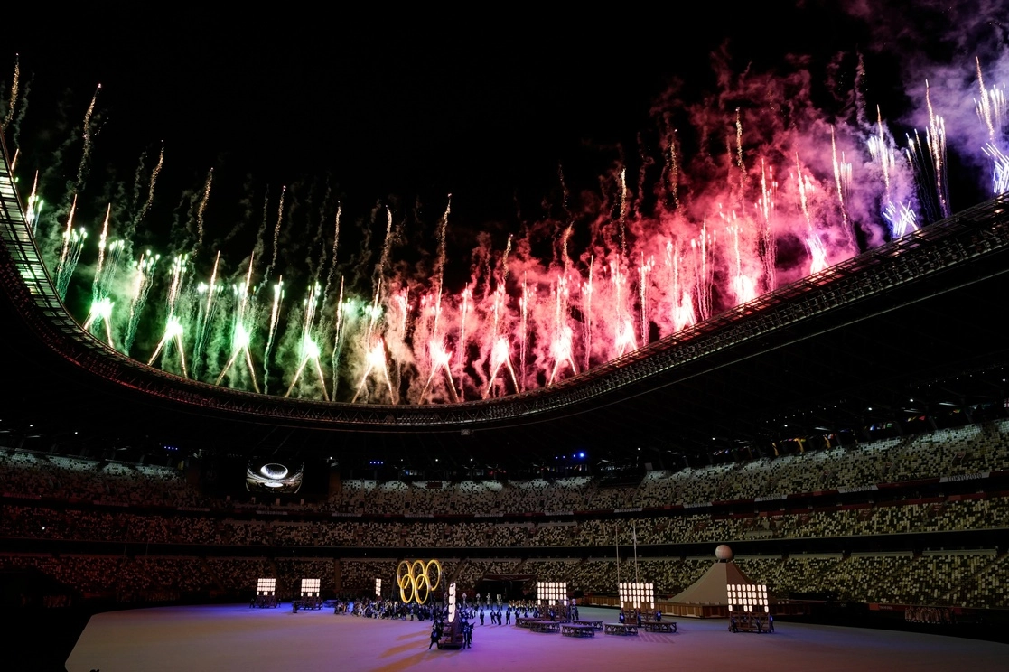 Fuegos artificiales durante la ceremonia de apertura de los Juegos Olímpicos de Tokio 2020. Foto Ap