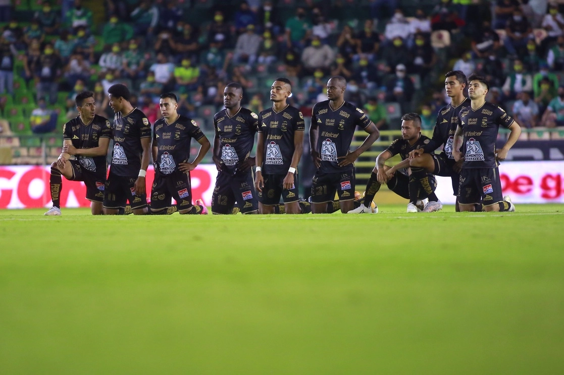 Jugadores del León en lamento tras fallar en la  tanda de penales. Foto Jam  Media