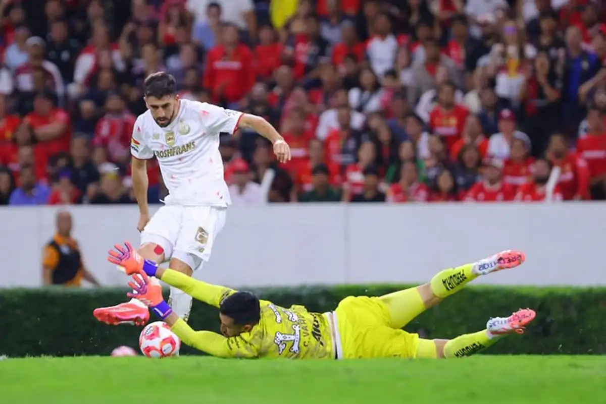 Una de las jugadas entre el Toluca y Atlas. Foto