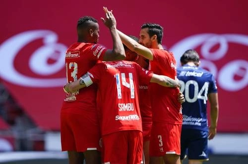 Aunque se ha difundido el protocolo de sanidad contra el Covid-19, los jugadores escarlatas no tuvieron reparo al festejar las anotaciones. Foto tomada del Twitter de @ligamx.net