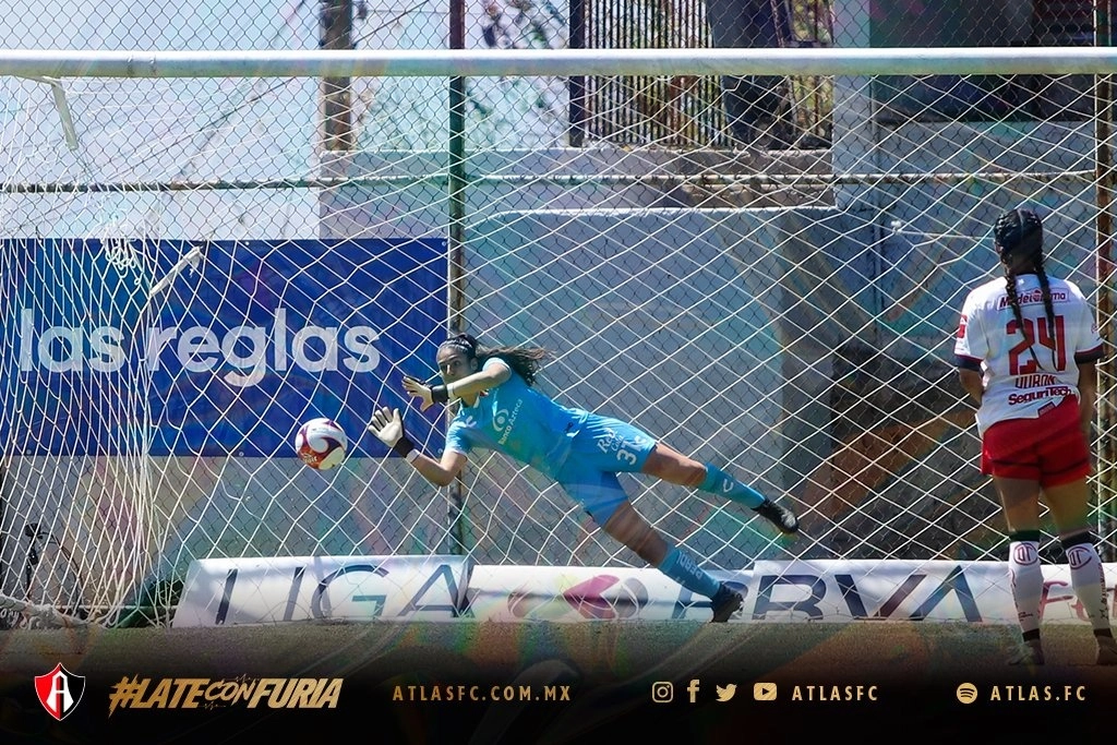 Toluca soltó un fuerte golpe en la Liga Mx Femenil al vencer 2-1 al Atlas, que salió con un cuadro alterno en las instalaciones del Cecaf. Foto Twitter @AtlasFCFemenil