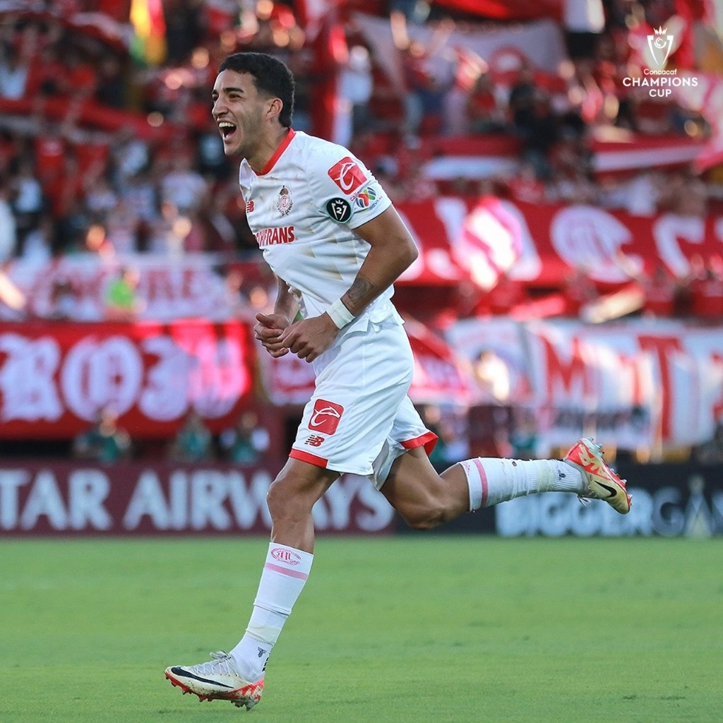Sólo unos instantes después, los escarlatas capitalizaron su superioridad numérica y abrieron el marcador al minuto 16. Foto @TolucaFC