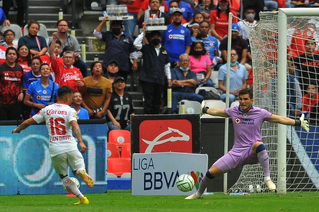 Jean Meneses toca el balón para marcar gol. Foto Afp