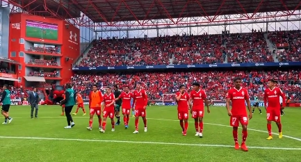 Con una fiesta en las gradas del estadio Nemesio Diez, la afición escarlata cerró el encuentro. Foto Twitter @TolucaFC
