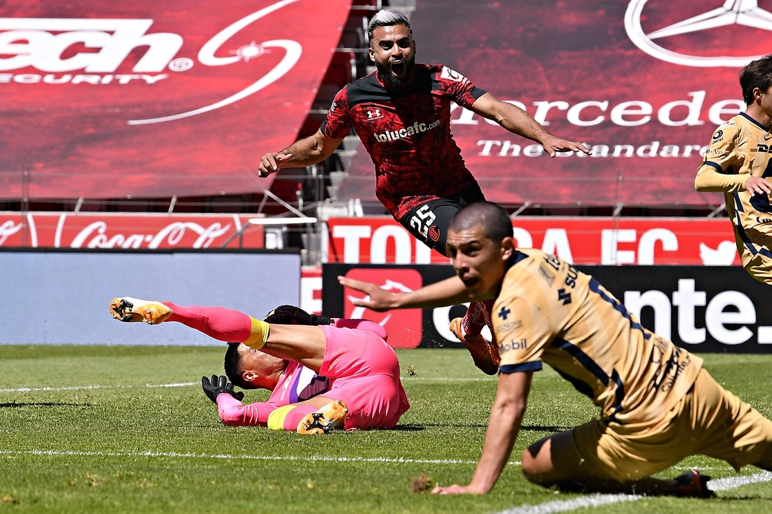 Alexis Canelo celebra tras anotar al minuto 88 ante los Pumas de la UNAM. Foto Tomada del Twitter @TolucaFC