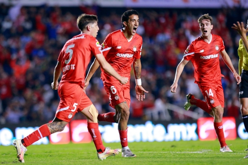 La reacción de los 'Diablos Rojos' comenzó al 66 cuando Edgar López hizo el 2-1 con un remate de cabeza dentro del área chica. Foto Cuartoscuro.