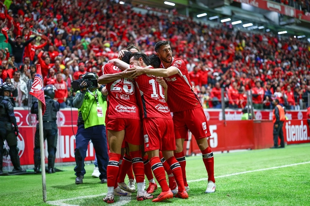 En el duelo, los Diablos encontraron con facilidad las deficiencias del América y sacudieron las redes apenas a los ocho minutos. Foto tomada de X @LigaBBVAMX.