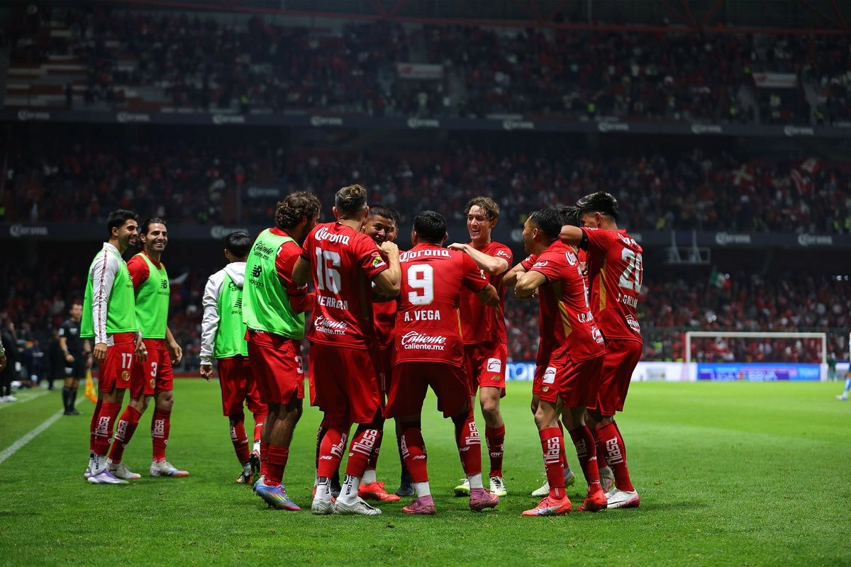Jugadores del Toluca celebran el triunfo ante el conjunto poblano. Foto