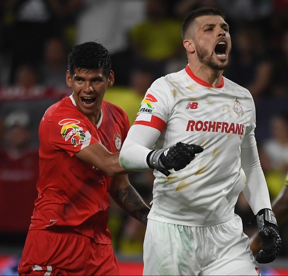 El arquero del Toluca, Tiago Luis Volpi (der) festeja al término del encuentro. Foto tomada de la cuenta de X @TolucaFC 