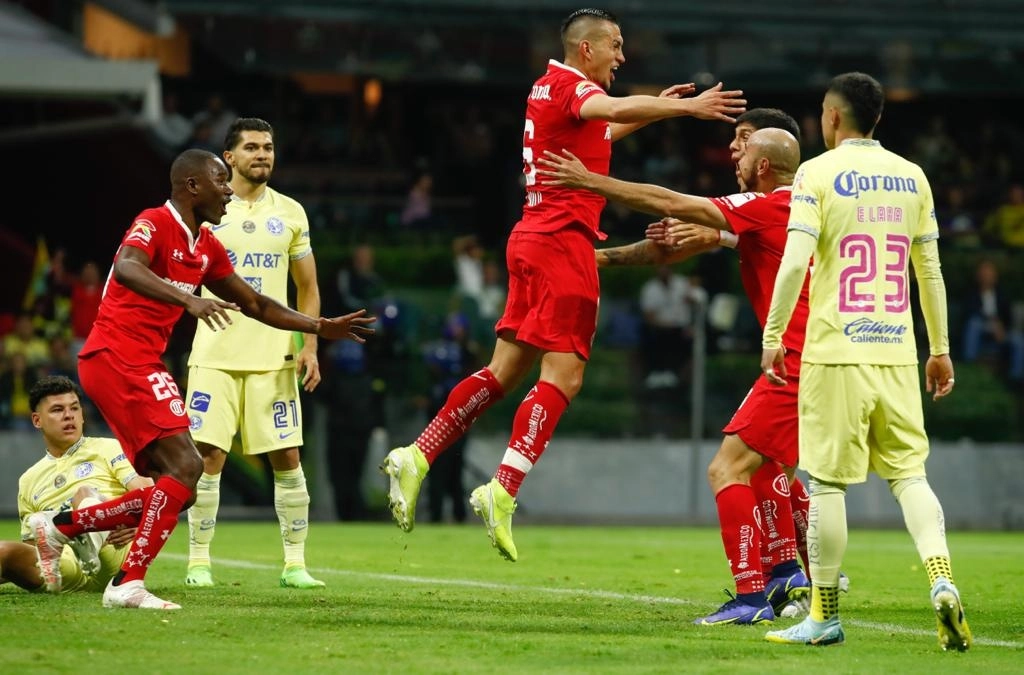 Jorge Torres Nilo (centro) festeja con sus compañeros la anotación que dio el pase a la final a los Diablos Rojos. Foto Víctor Camacho