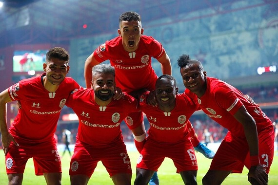 Jugadores del Toluca festejan el gol de Michael Estrada durante el encuentro. Foto Jam Media
