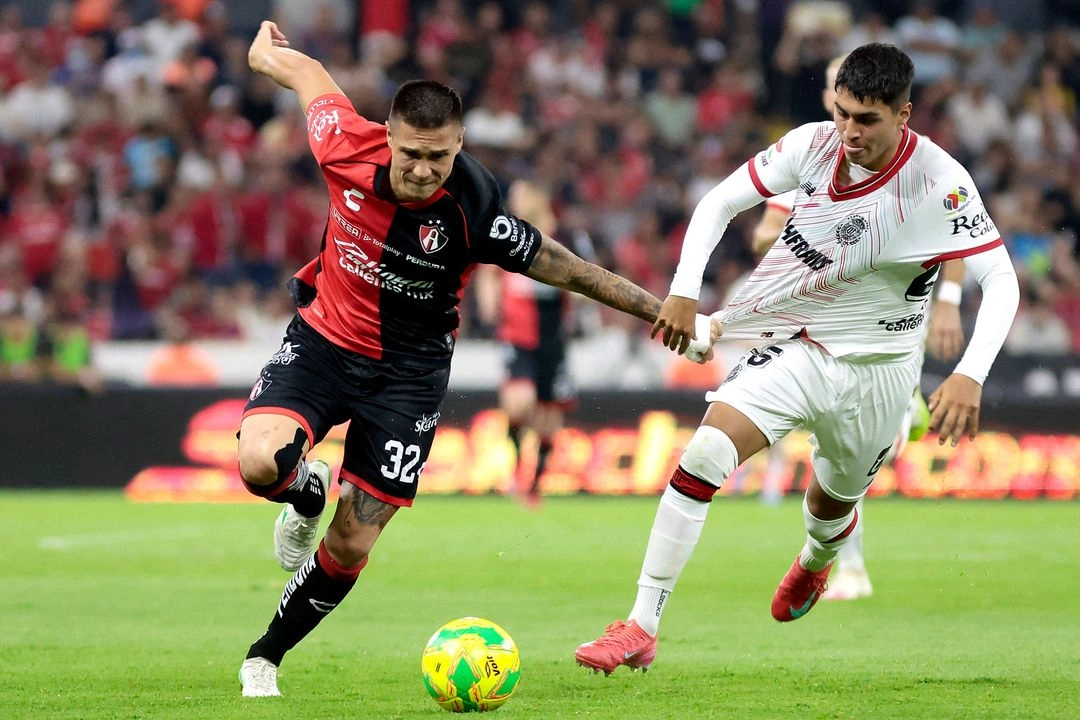 El delantero montenegrino #32 de Atlas, Uros Durdevic, y el delantero #25 de Toluca, Everardo del Villar, disputan el balón durante el partido de Clausura de la Liga MX entre Atlas y Toluca en el Estadio Jalisco en Guadalajara, Jalisco, México, el 12 de abril de 2025.  Foto 