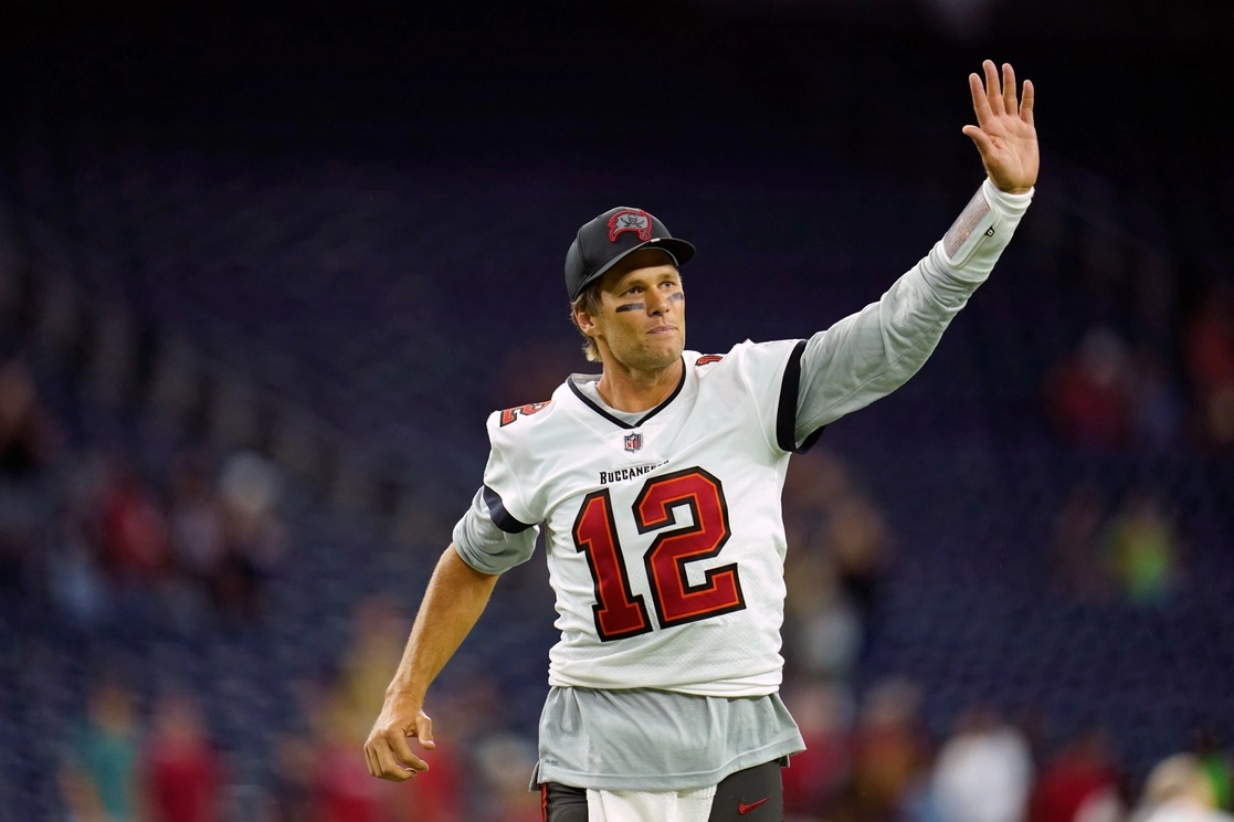 El estadunidense Tom Brady, considerado como el mejor jugador de la historia de la liga de futbol americano, confirmó su retiro del deporte bajando el telón a una legendaria carrera de 22 temporadas. Foto Ap / Archivo