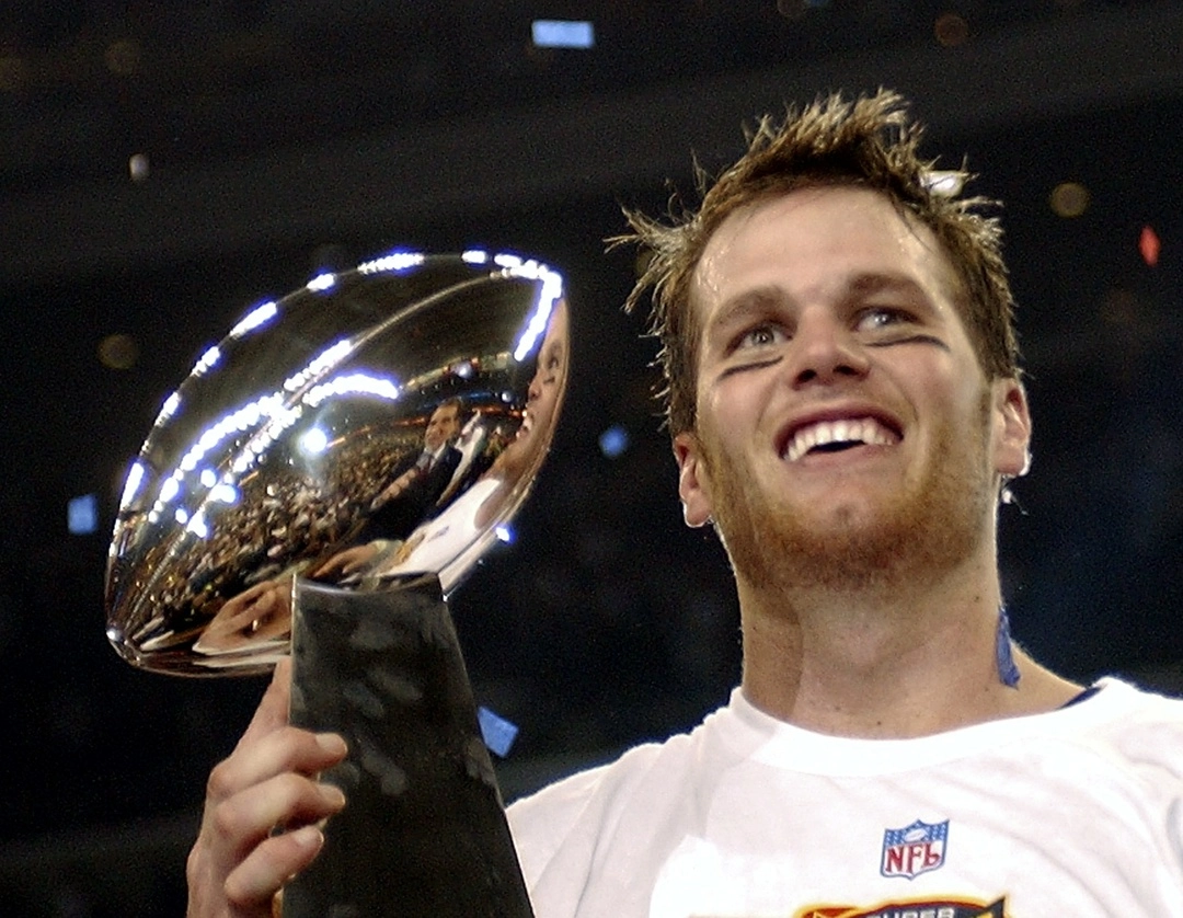 Tom Brady, de los Bucaneros, considerado el mejor jugador de la historia de la NFL, se retirará después de 22 exitosas temporadas en las que conquistó un récord de siete títulos de Supertazón, según medios. Foto Ap / Archivo
