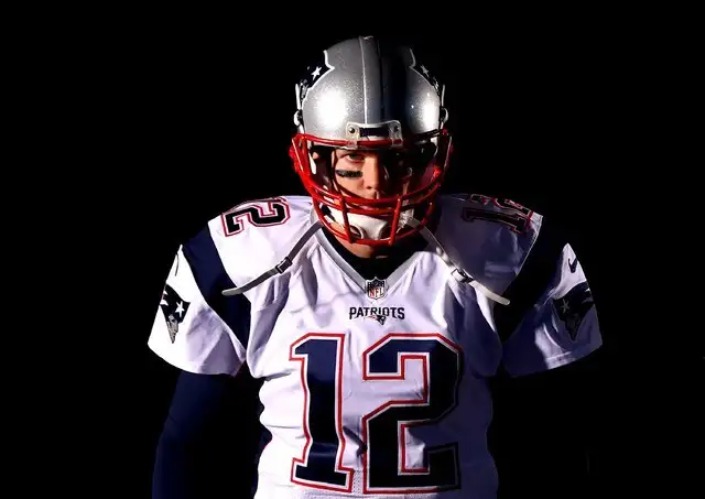 Tom Brady anunció su partida de los Patriotas de Nueva Inglaterra, poniendo fin a una carrera de dos décadas con el equipo que lo vio convertirse en el mariscal de campo más exitoso de la historia de la NFL con seis campeonatos. Foto Al Bello / Getty Images / Afp