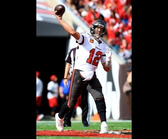 Tom Brady completó dos pases de anotación en la victoria de Tampa Bay ante Águilas de Filadelfia, en duelo de comodines de la Conferencia Nacional. Foto Afp