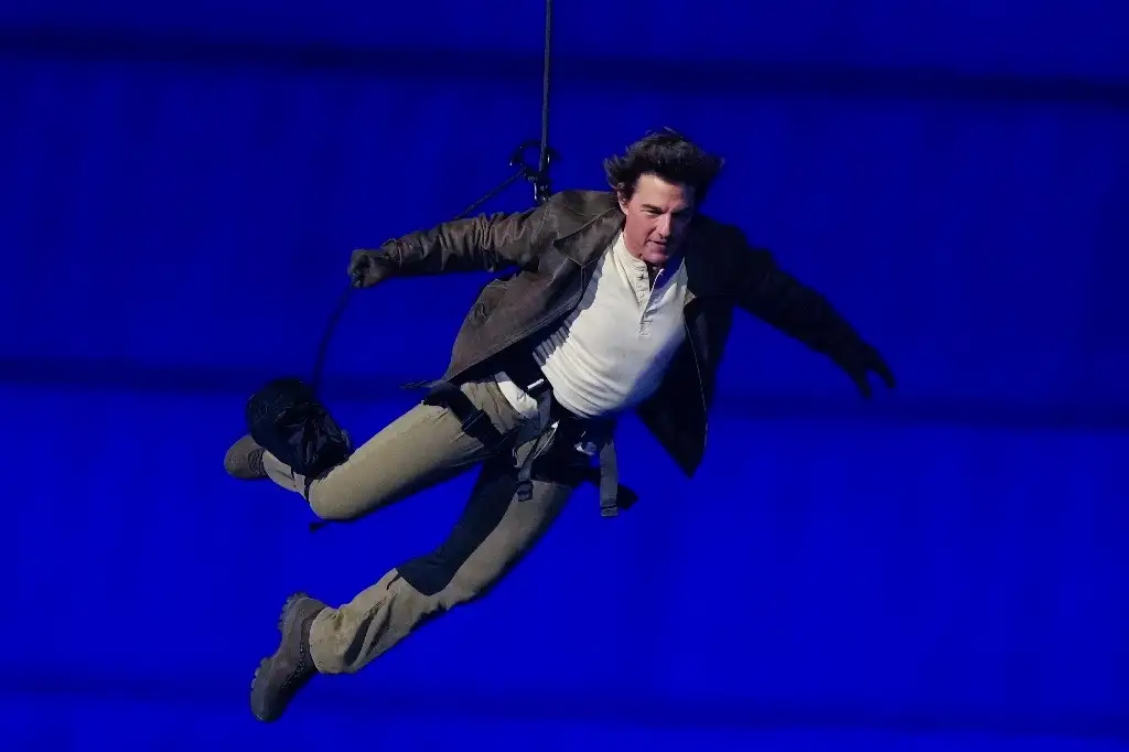La Jornada Tom Cruise actúa en la ceremonia de clausura de París 2024