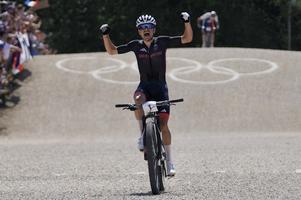 Thomas Pidcock, de Gran Bretaña, celebra ganar la carrera masculina de bicicleta de montaña en los Juegos Olímpicos de Verano de 2024,  en Elancourt, Francia, el 29 de julio de 2024. Foto Ap