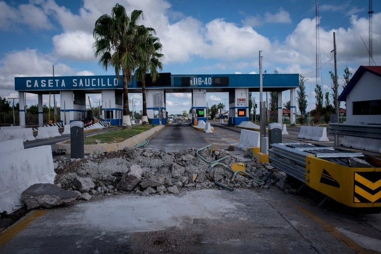 Productores agrícolas de la región tienen tomada la caseta de la carretera Panamericana en la región del Saucillo en exigencia al gobierno federal de que termine la extracción de agua de las presas "La Boquilla" y "Las Vírgenes" ya que esto afecta el ciclo agrícola de sus tierras. Foto Cuartoscuro 
