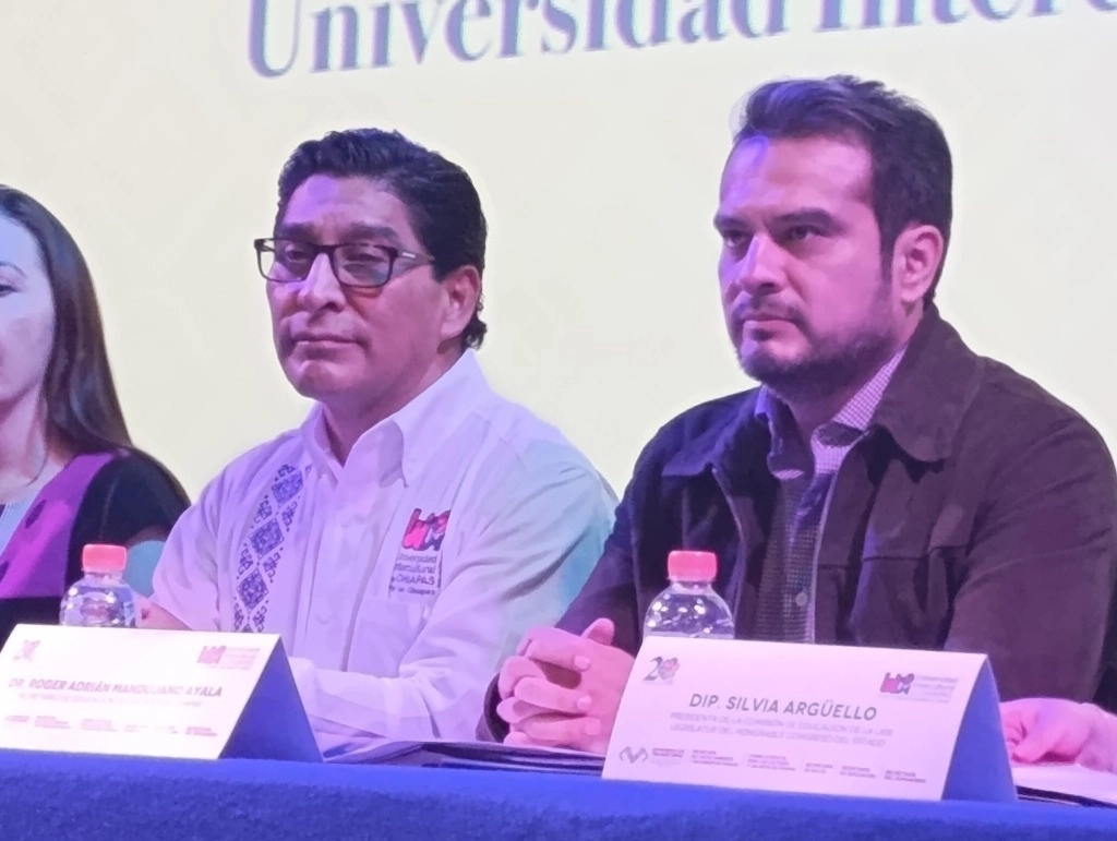 Durante una ceremonia realizada en el contexto del 20 aniversario de su fundación, el rector dijo que esa universidad “se va a avocar a estudiar, escribir y sistematizar el conocimiento” de los pueblos originarios de Chiapas. Foto  Elio Henríquez