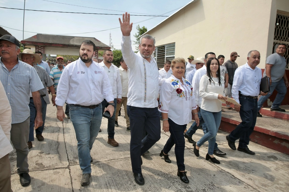 El gobernador Alfredo Ramírez, en compañía de la alcaldesa María de Jesús Montes, arrancaron diferentes acciones en apoyo a la educación y a las familias de escasos recursos en Aguililla, Michoacán. Foto tomada de @ARBedolla
