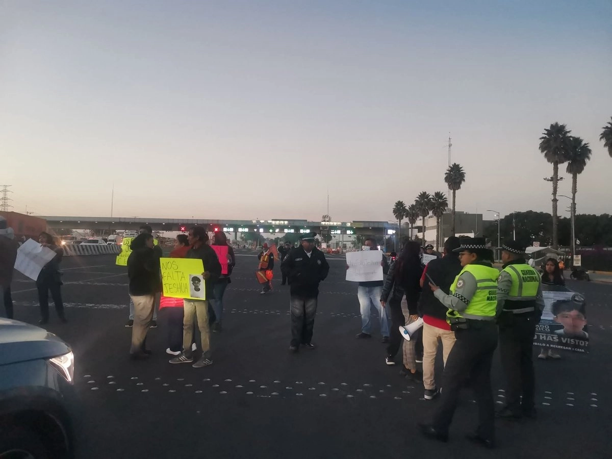 Los padres de familia imploran por la colaboración de empresas ubicadas en la lateral de la autopista México-Querétaro, para que proporcionen a la Fiscalía vídeos de sus cámaras de vigilancia, en los cuales pudieran obtener información sobre la trayectoria que siguió su hijo. Foto 