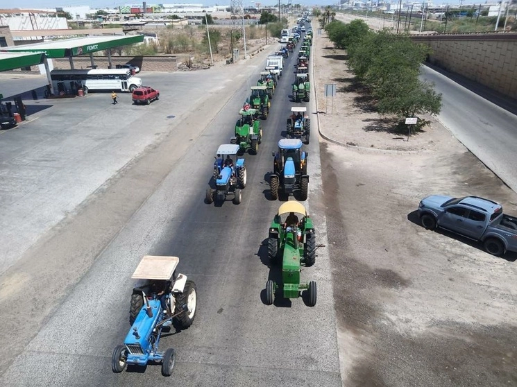 Los trabajadores del campo comenzaron el bloqueo en la Carretera Federal México 15 en Navojoa alrededor de las 13:00 horas. Foto Cristina Gómez Lima