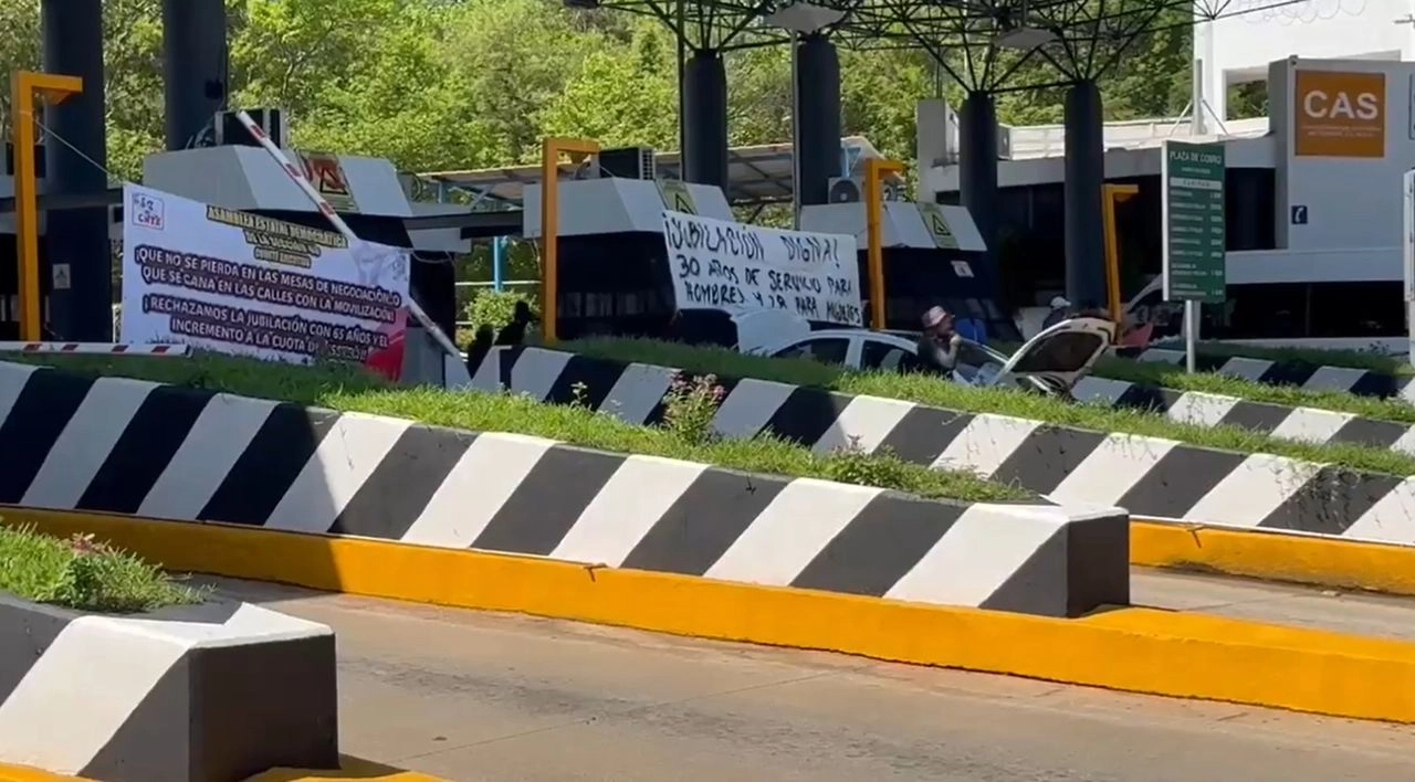 Los maestros también exigieron “jubilación digna, a los 30 años de servicio para hombres y 28 para mujeres; jubilación con salario mínimo, no con UMA”. Foto