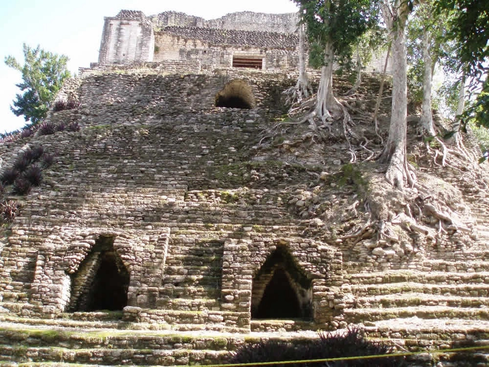La zona arqueológica de Kinichná se encuentra en el sur del estado de Quintana Roo, al noroeste de la ciudad de Chetumal, capital del estado y es forma parte del complejo Dzibanché-Kinichná. Foto INAH 