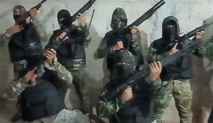 Integrantes del grupo armado que ayer tomó la cabecera de Pantelhó, Chiapas, difundieron un video en redes sociales en el que exigen la desaparición del concejo municipal y castigo a los responsables de la desaparición de 30 personas, de lo cual responsabilizan a la organización El Machete. Foto Captura de pantalla de video en redes sociales
