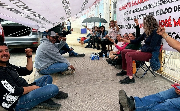 Trabajadores de la Fiscalía de Zacatecas montaron un plantón en algunas oficinas para pedir se atiendan sus demandas. Foto Alfredo Valadez