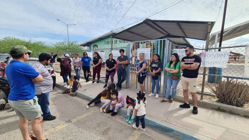 El secretario de Educación Gerardo Solís Benavides informó hace unos días que estaban levantando un censo de los planteles que necesiten los llamados mini-split, en Mexicali, Baja California, el 28 de mayo de 2024. Foto 'La Jornada Baja California'