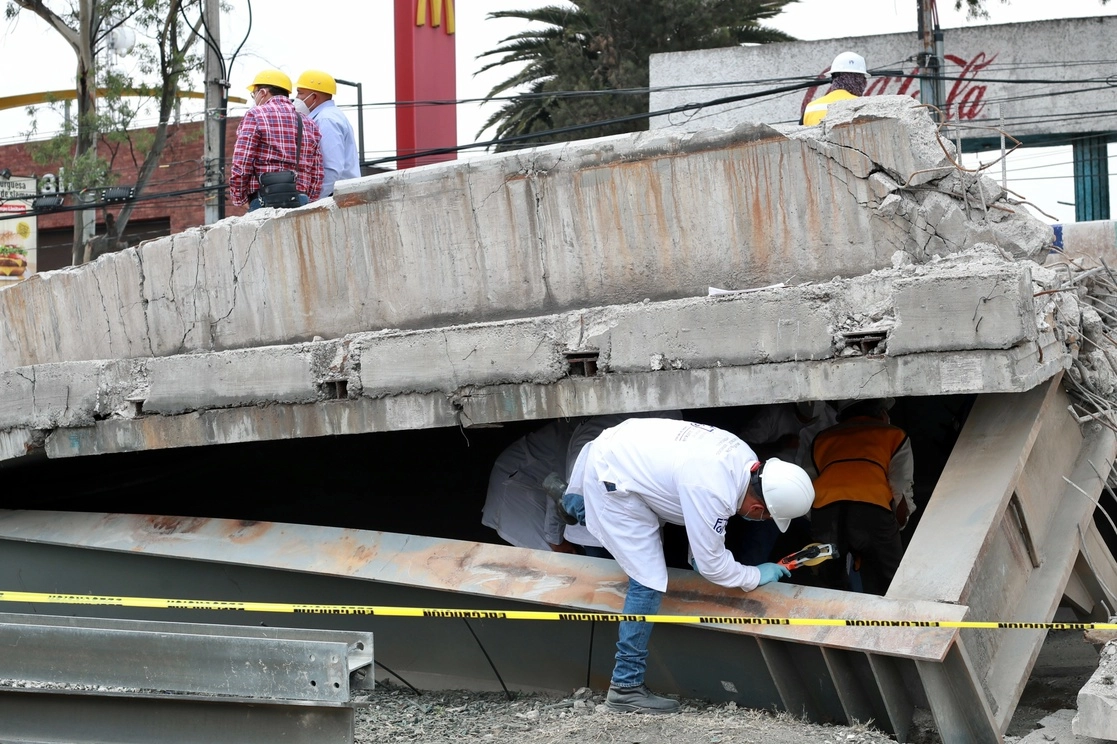 Peritos analizarán muestras de concreto de la zona donde se desplomo la L12 del metro. Foto Luis Castillo