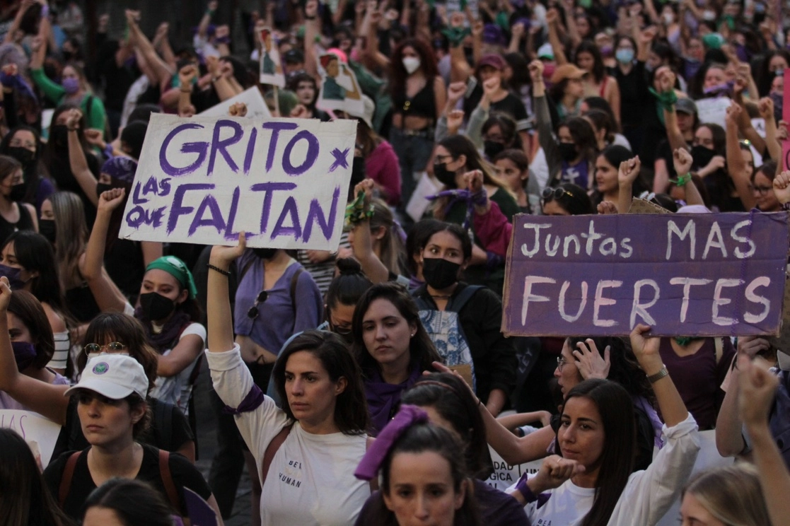 Alrededor de 10 mil mujeres, encabezadas por familiares de personas desaparecidas, marcharon ayer de la Glorieta de los Niños Héroes hasta el centro de Guadalajara para exigir justicia y alto a la violencia, como parte de la conmemoración de la Día Internacional de la Mujer. Foto Arturo Campos Cedillo