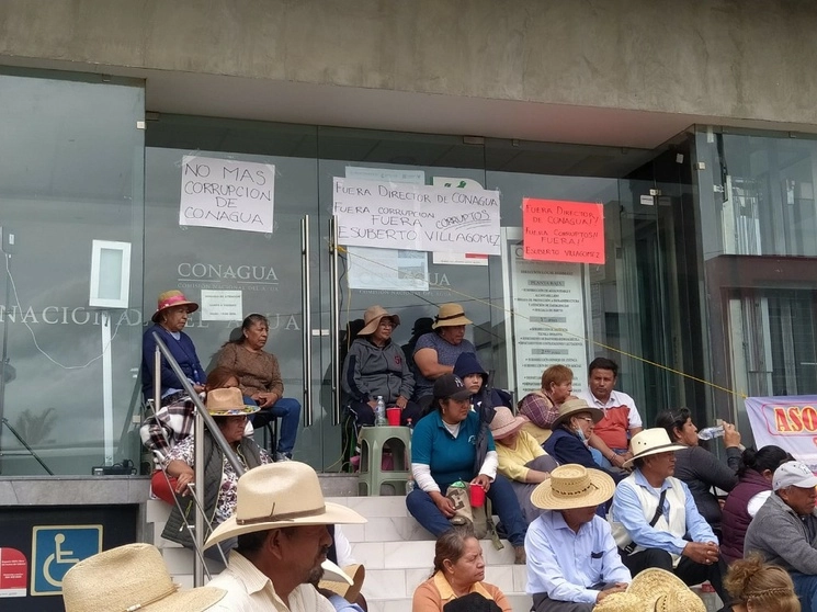 En demanda de agua para regar sus cultivos, cerca de 600 campesinos de municipios de la región del valle del mezquital tomaron la sede dela Conagua. Foto Ricardo Montoya