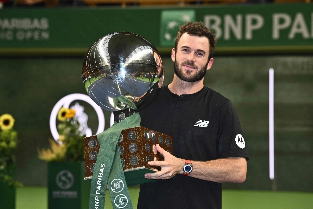 El estadunidense Tommy Paul posa con el trofeo después de ganar el último partido de individuales de tenis ATP BNP Paribas Nordic Open contra el búlgaro Grigor Dimitrov en el Royal Tennis Hall, en Estocolmo, Suecia, el 20 de octubre de 2024. Foto Afp