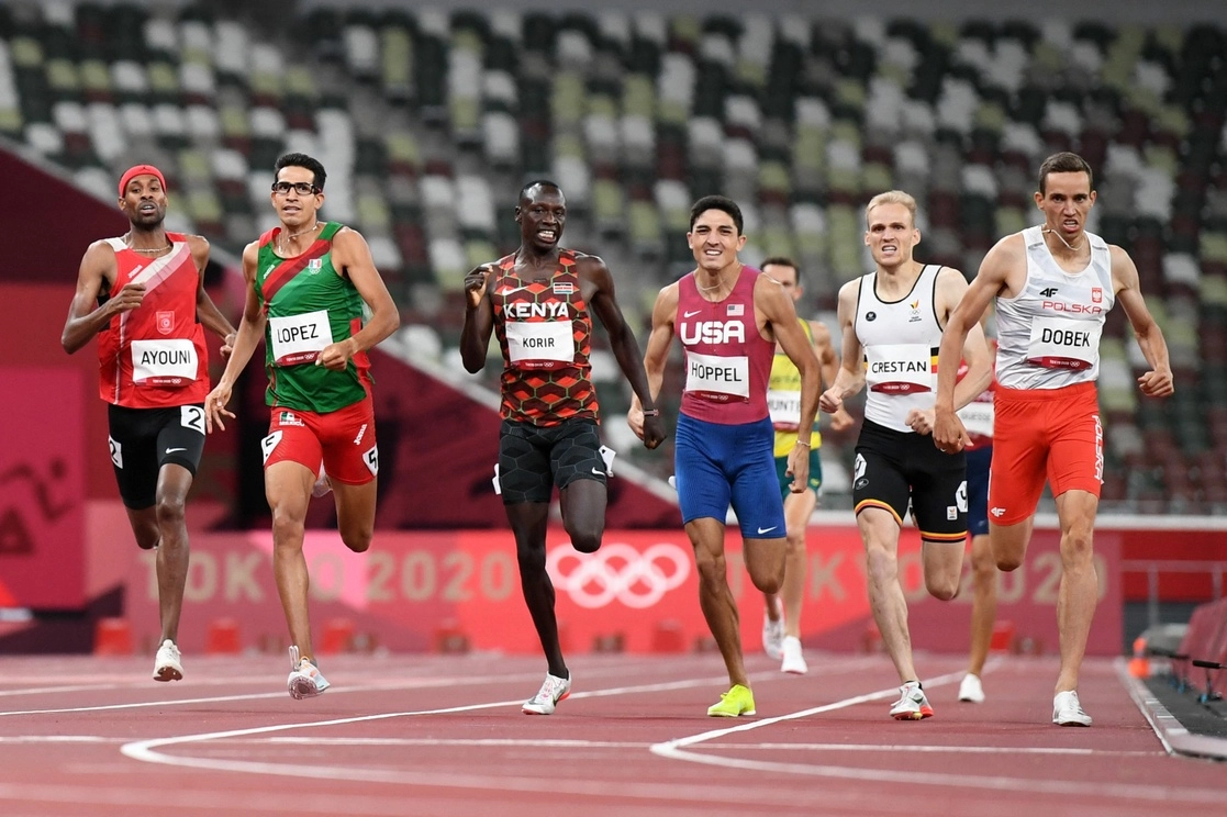 Tonatiu López (vestido de verde) durante las semifinales masculinas de 800 metros de los Juegos Olímpicos de Tokio. Foto Afp