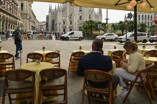 Lombardía, la primera región de Europa azotada por la pandemia, enfrenta un fuerte aumento de contagios de coronavirus. En la imagen, un restaurante casi vacío frente al Duomo de Milán. Foto Afp 