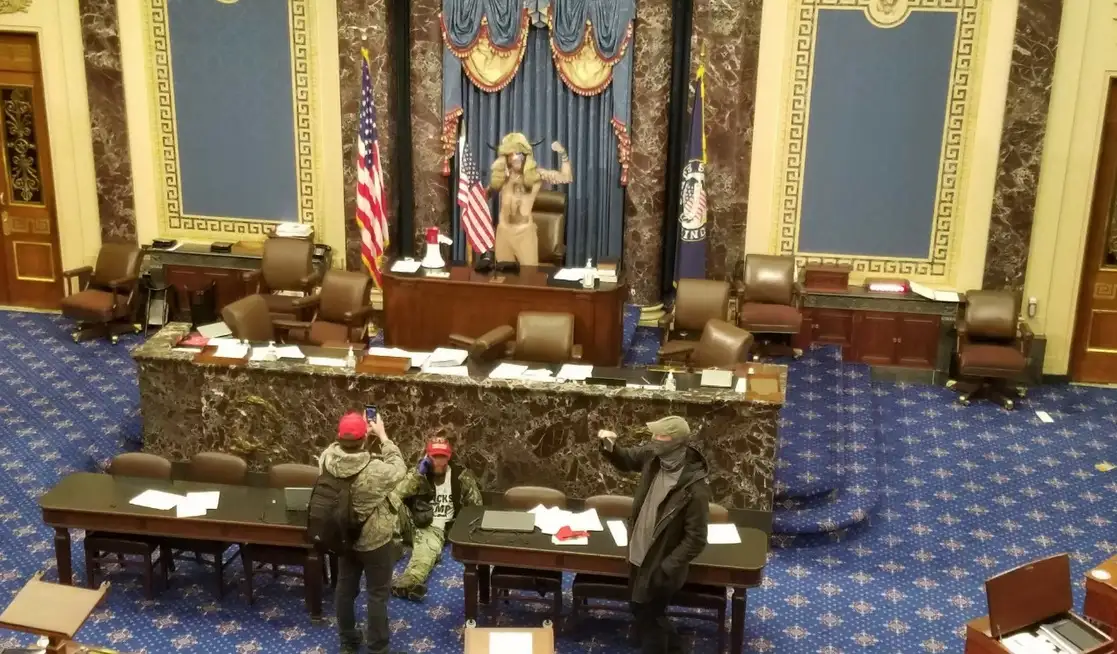 Simpatizantes del presidente Donald Trump ingresaron por la fuerza en el Capitolio, en protesta por la derrota electoral del mandatario. Imagen tomada del Twitter @stevennelson10

