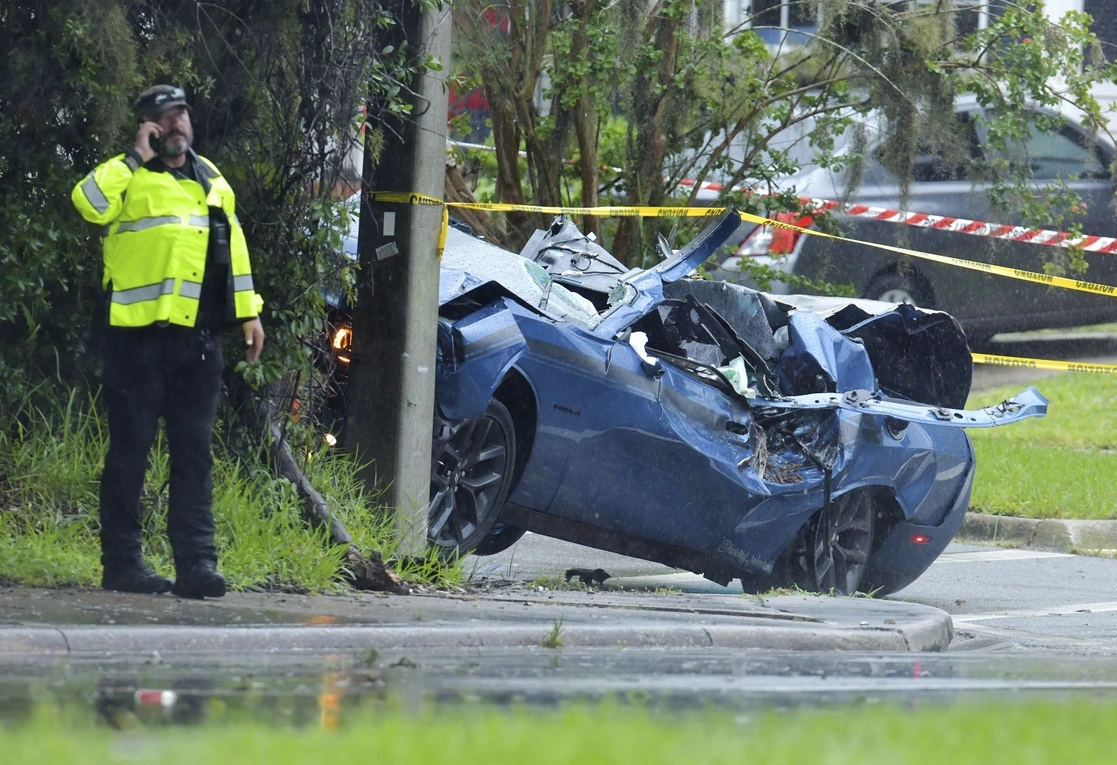 Así quedó un automóvil tras el paso de 'Elsa'. Foto Ap