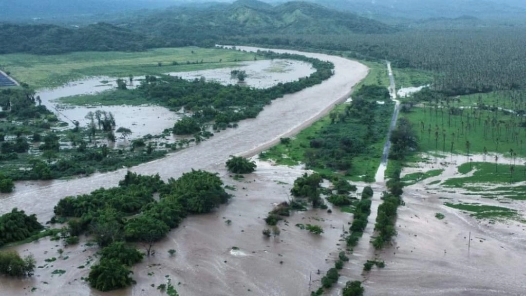 Las inundaciones provocadas por la tormenta 'Ileana' impidieron el paso vehicular en la zona conocida como La Central en la carretera Manzanillo-Cihuatlán.  Foto Protección Civil Manzanillo